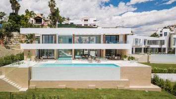 Moderna villa de 5 dormitorios y 5 baños con vistas al mar en La Alquería, Benahavís photo 0