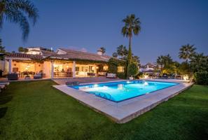 Villa de lujo de 6 dormitorios y 6 baños con vistas a la montaña. Nueva Andalucía, Marbella photo 0