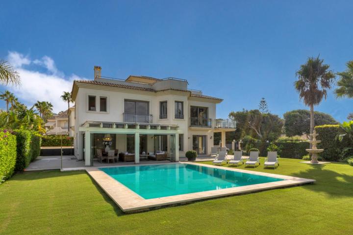Villa de 5 dormitorios y 5 baños con vistas al mar. El Rosario, Marbella Este photo 0