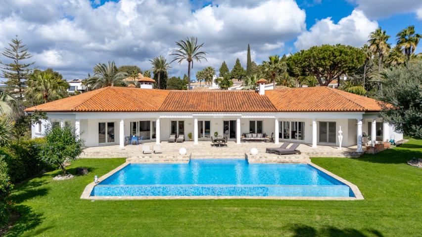 Villa de lujo reformada. 4 dormitorios, 4 baños, vistas al mar. Las Chapas, Marbella photo 0