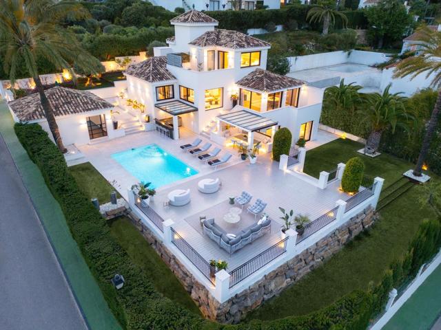 Villa de lujo de 5 dormitorios y 4 baños con vistas a la montaña. La Cerquilla, Marbella photo 0