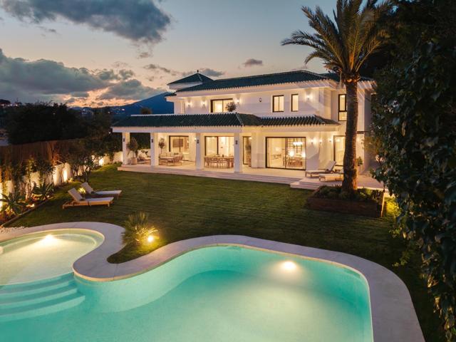 Villa de lujo. 5 dormitorios y 5 baños. Atalaya de Rio Verde, Marbella photo 0
