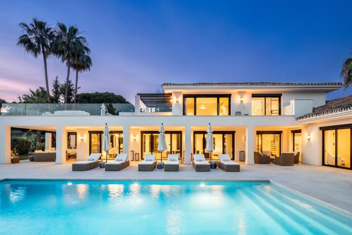 Villa de lujo de 5 dormitorios y 5 baños en Nueva Andalucía, Marbella photo 0