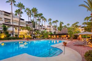 Lujoso apartamento planta baja. 3 dormitorios, 3 baños. Puente Romano, Marbella photo 0