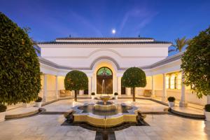 Villa de lujo de 12 dormitorios y 11 baños con vistas a la montaña. Nueva Andalucía, Marbella photo 0