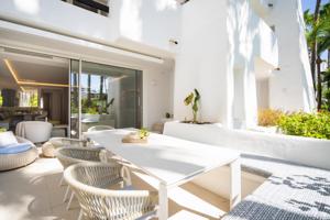Lujoso apartamento de 3 dormitorios y 3 baños en Puente Romano, Marbella photo 0