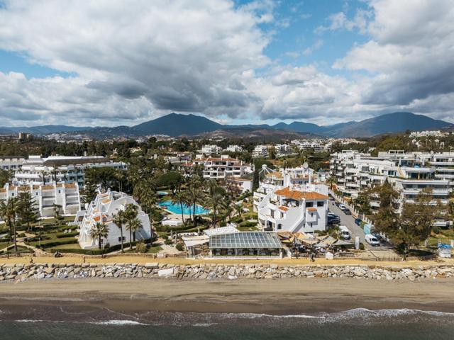 Apartamento planta baja. 3 dormitorios y 3 baños. A pie de playa. Coral Beach, Marbella photo 0