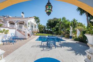 Villa de 4 dormitorios y 4 baños. Vistas al mar y la montaña. A 2 km de Estepona y la Playa photo 0