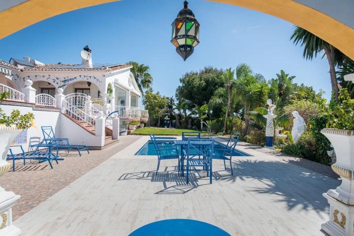 Villa de 4 dormitorios y 4 baños. Vistas al mar y la montaña. A 2 km de Estepona y la Playa photo 0