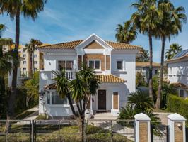 Villa renovada de 4 dormitorios y 3 baños. Nueva Atalaya, Estepona photo 0