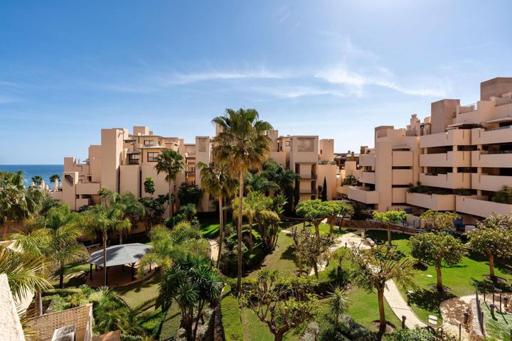 Ático dúplex. 4 dormitorios, 3 baños. Piscina privada y primera linea de playa. Estepona photo 0