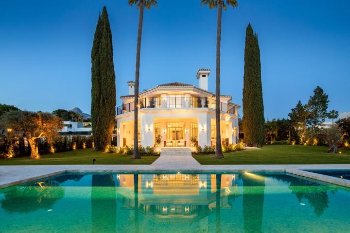Villa de lujo reformada. 5 dormitorios y 6 baños. Vistas al Golf. Nueva Andalucía, Marbella photo 0