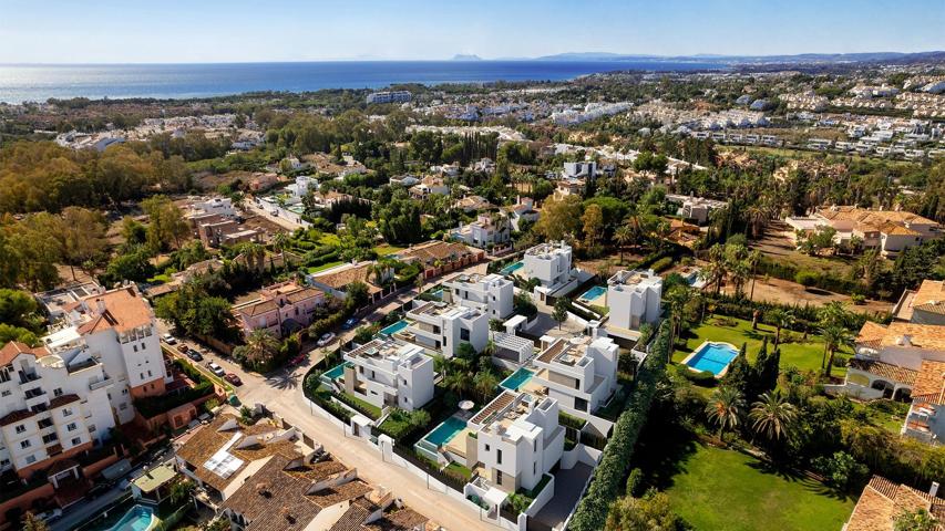 Villa de 4 dormitorios y 4 baños con solarium y vistas al mar. Estepona photo 0