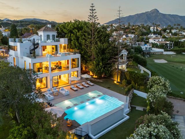 Villa de lujo de 6 dormitorios y 6 baños. Vistas al mar y al golf. Nueva Andalucía, Marbella photo 0