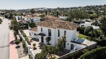 Villa de lujo con vistas al Golf. 5 dormitorios y 4 baños. Nueva Andalucía, Marbella photo 0