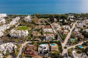 Villa de lujo junto al mar. 5 dormitorios y 7 baños. Urbanización Casablanca, Marbella photo 0