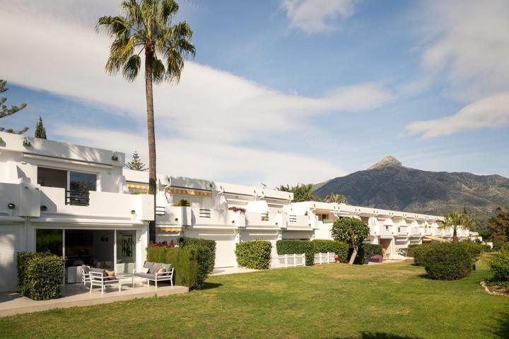 Adosado con vistas al golf y el mar. 4 dormitorios y 4 baños. Nueva Andalucía, Marbella photo 0