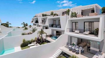 Adosado de 3 dormitorios y 4 baños con sótano, jardín, piscina y solarium. ·Estepona photo 0