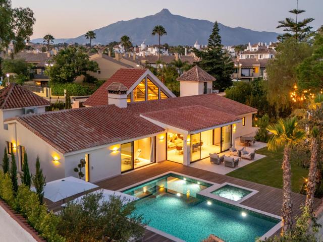 Villa de lujo reformada tipo Bungalow. 5 dormitorios, 5 baños. Puerto Banús, Marbella photo 0