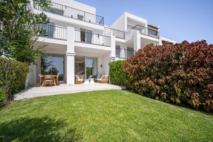 Lujoso adosado con vistas al mar y al golf. 4 dormitorios, 4 baños. La Quinta, Benahavís photo 0