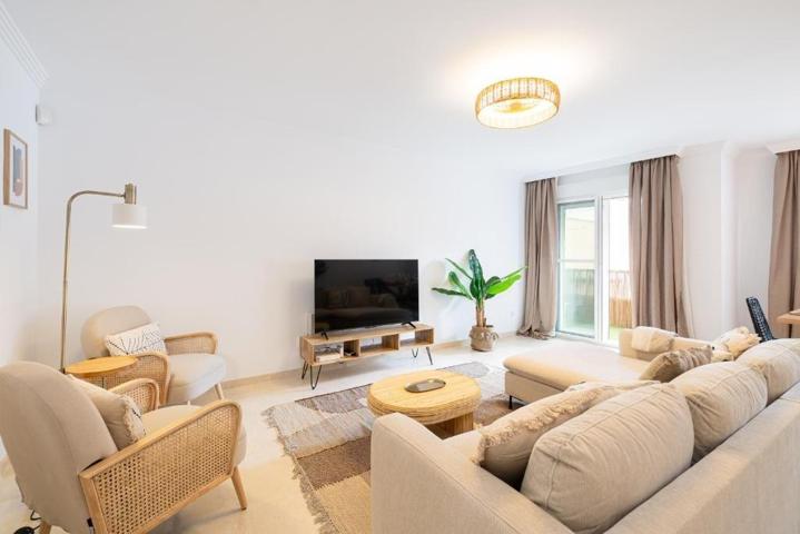 Apartamento reformado con licencia turística. 3 dormitorios y 2 baños. Fuengirola Centro a 3 minutos de la Playa photo 0
