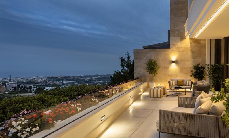 Apartamento dúplex con vistas al mar. 3 dormitorios y 3 baños. La Quinta, Benahavís photo 0