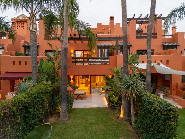 Adosado de lujo. 4 dormitorios y 3 baños. Monte Marbella Club, Marbella photo 0