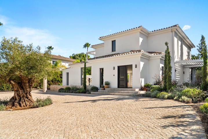 Villa de lujo de 4 dormitorios y 6 baños en primera línea de golf. Nueva Andalucía, Marbella photo 0