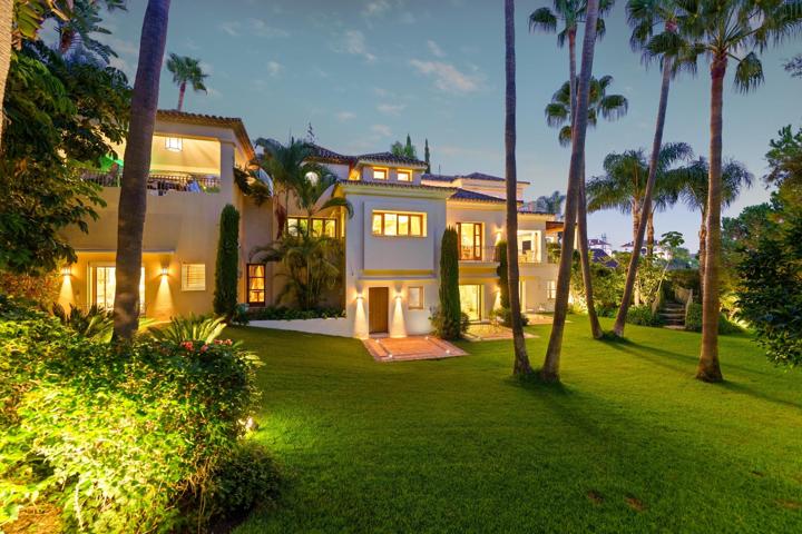 Villa de estilo andaluz. 6 dormitorios y 7 baños. Lomas de Marbella photo 0