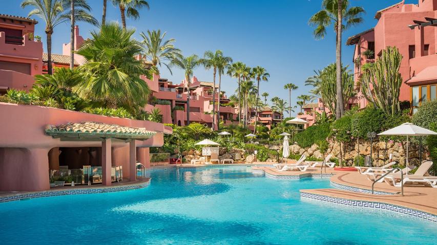 Apartamento planta baja de lujo con vistas al mar. 3 dormitorios y 2 baños. Estepona photo 0