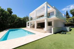 Villa de lujo de 5 dormitorios y 5 baños en La Quinta, Benahavís photo 0