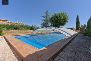 Chalet en Urbanización Molino Alto de Otura con parcela de 1200 metros y piscina. photo 0