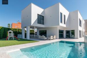 ESPECTACULAR CHALET EN MONTELUZ CON PISCINA Y GIMNASIO CON JACUZZI photo 0