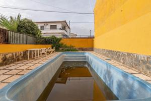Magnífico chalet de 1000 m2 de parcela con 295 m2 construidos, piscina, jardines y patios photo 0