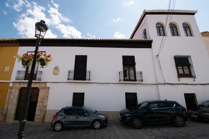 Casa de grandes dimensiones ubicada en la calle Duende, cerca de la Plaza del Conde Luque. photo 0