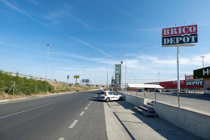 Nave junto Kinepolis y brico-depot photo 0
