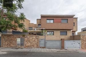 EXCLUSIVO ADOSADO EN ARMILLA: VISTAS, LUZ, DISEÑO Y CONFORT TOTAL photo 0