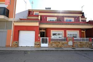 IMPECABLE ADOSADO DE 4 DORMS CON GARAGE PRIVADO Y SOLO 300 METROS DE LA PLAYA DE LOS ALCAZARES photo 0