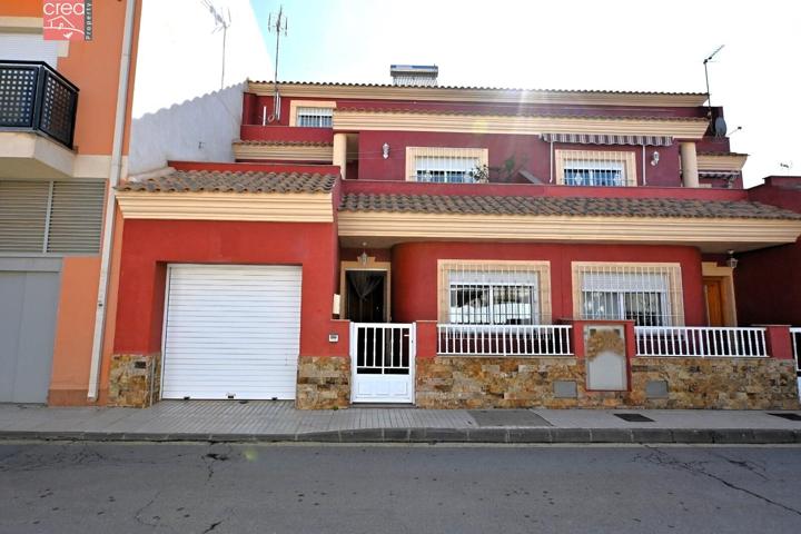 IMPECABLE ADOSADO DE 4 DORMS CON GARAGE PRIVADO Y SOLO 300 METROS DE LA PLAYA DE LOS ALCAZARES photo 0