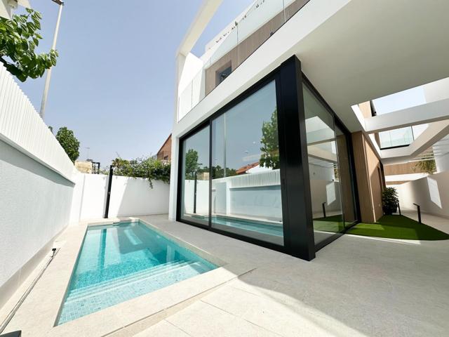 SE VENDE CHALET EN TORRE DE LA HORADADA DE 3 HABITACIONES Y 2 ASEOS photo 0