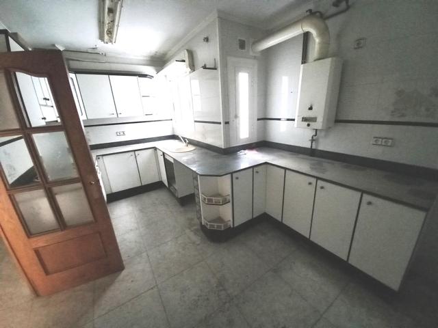 Piso de tres habitaciones con balcón. photo 0