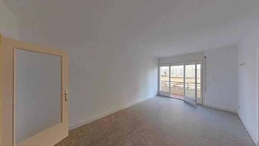 Piso alquilado de tres habitaciones. photo 0