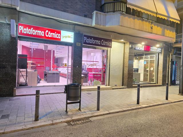 Amplio local de 176 m2 en zona comercial por excelencia situado en Av. Francesc Macià photo 0
