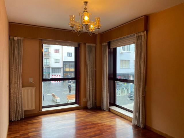 Se alquila piso de 2 habitaciones en O Temple photo 0