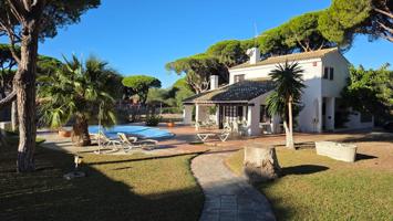 🏡 Gran chalet con 1500m2 de parcela en zona premiun de La Barrosa. photo 0