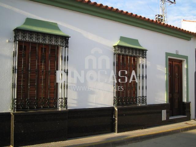 Casa en venta en Villanueva De Los Castillejos, 4 dormitorios. photo 0