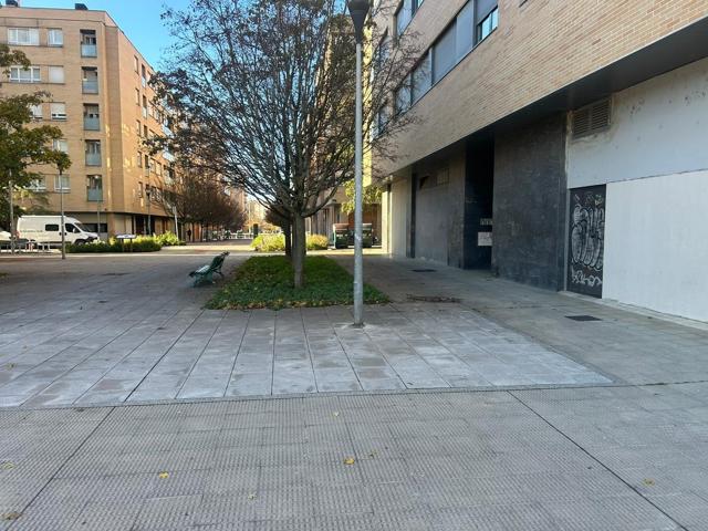 Locales en alquiler c- Carmen Baroja Nessi, Rochapea photo 0