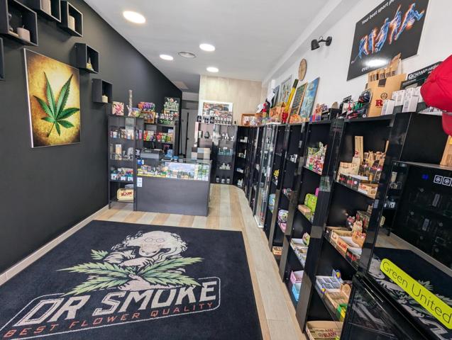 Oportunidad Única! Traspaso de Herbolario Exclusivo en Puerto Marina, Benalmádena. photo 0