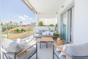 Lujoso apartamento con terrazas, piscinas y dos garajes en urbanización privada photo 0