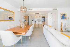 Lujoso apartamento con terrazas, piscinas y dos garajes en urbanización privada photo 0